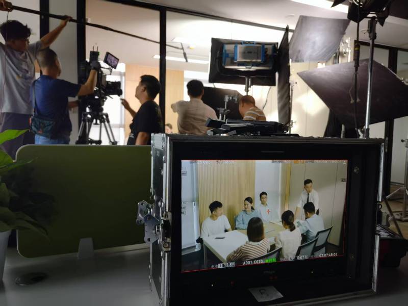 浑江区TVC拍摄公司：科技产品视觉化大师，诠释未来感与功能美学